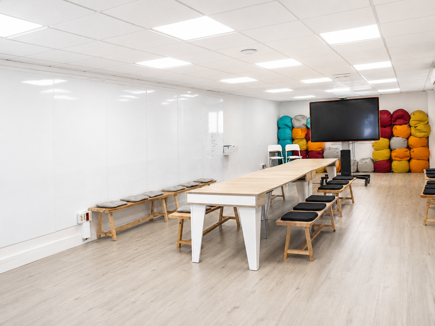 Sala Chrysalis con pantalla, mesas y bancos